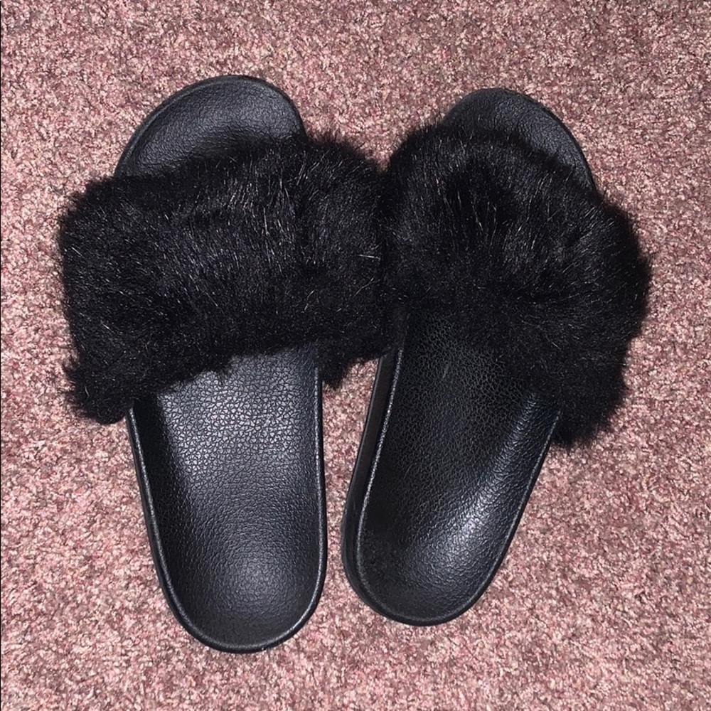 URBAN OUTFITTERS FUZZY SLIDES